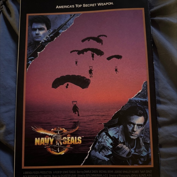 DC Comic Hawkworld Issue 3 - Picture 2 of 3